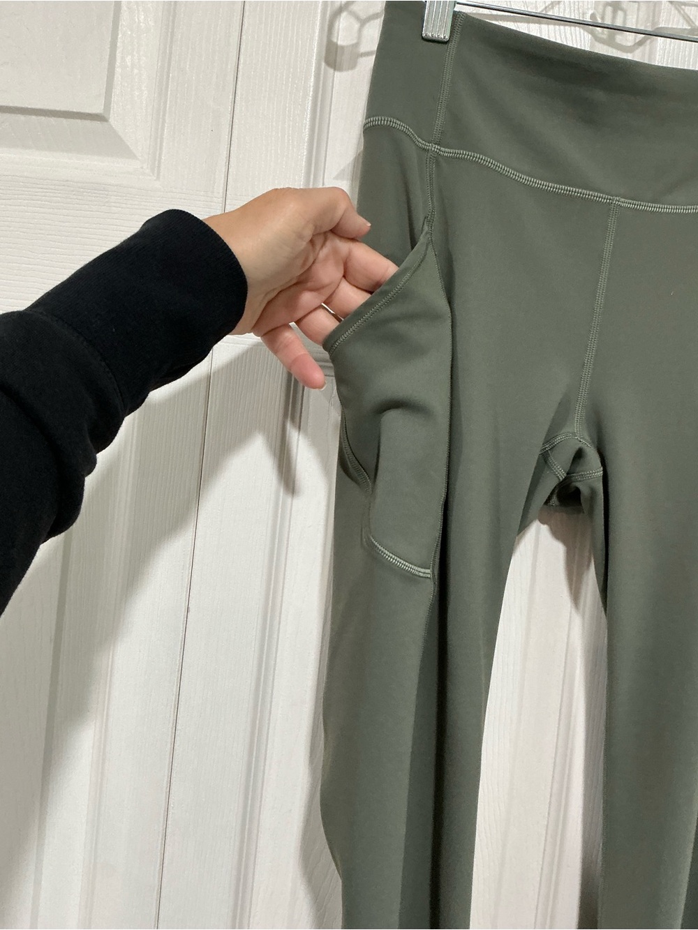 🤎 Lululemon Olive Green 23” Inseam Leggings with Pockets - Size 6 (00891) - Picture 2 of 8